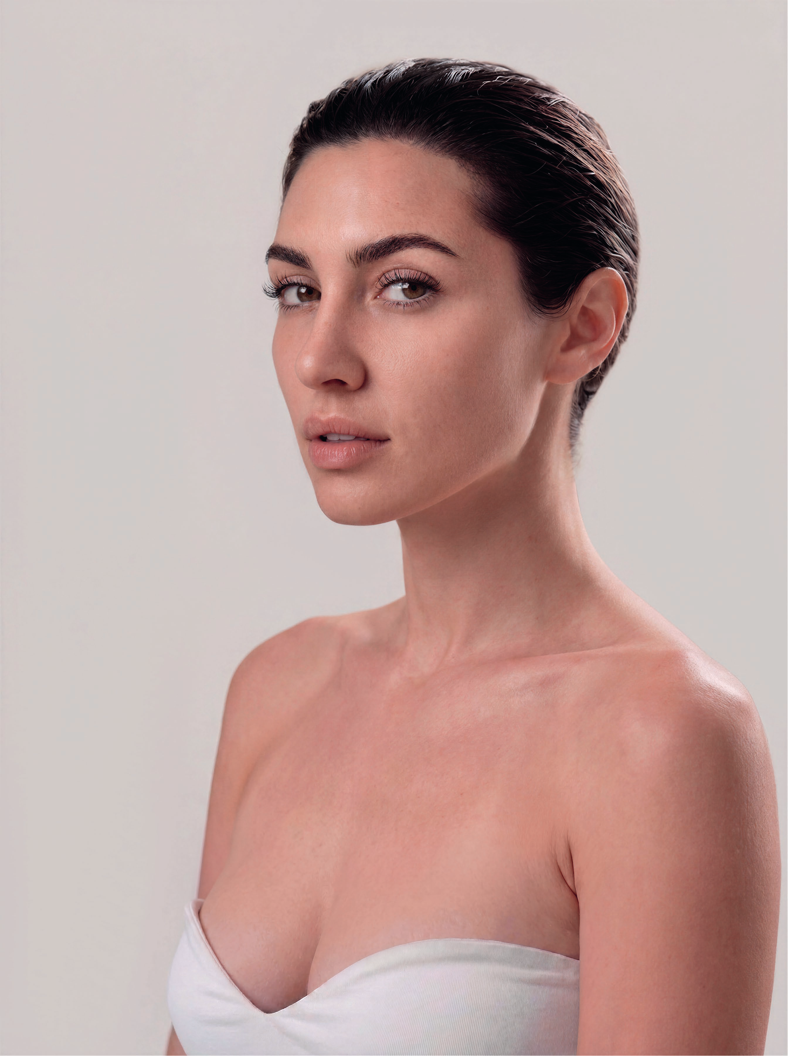Model generada amb IA i retocada digitalment — Cosmelan